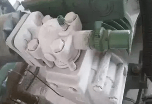 The expansion valve suffered ice blockage and the surface was covered by frost